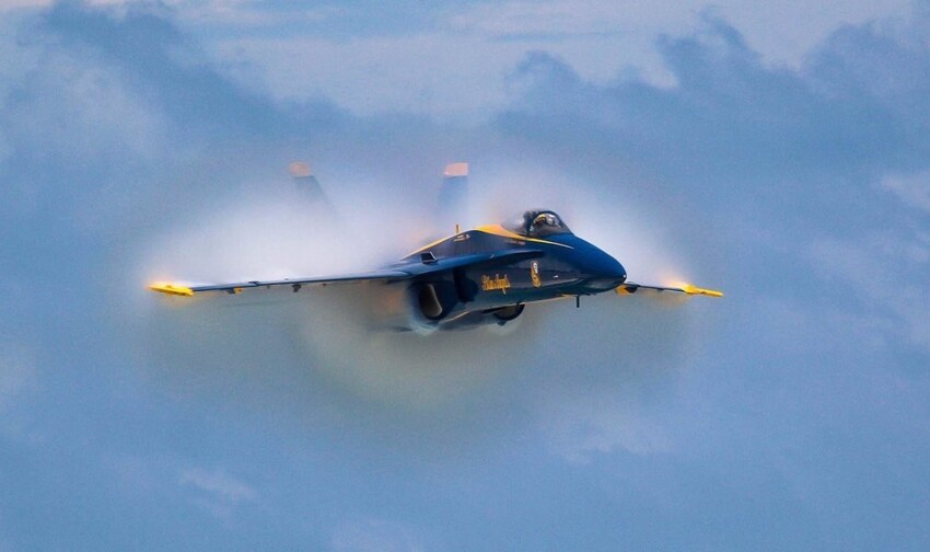 «Голубые ангелы» (англ. Blue Angels) — авиационная группа высшего пилотажа Военно-морских сил США