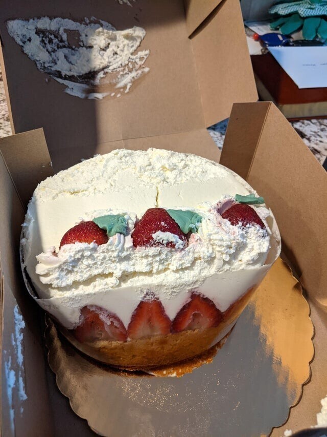 Такой торт привезли моей маме на День рождения