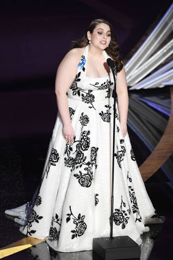 7. На церемонии вручения "Оскара" в 2020 году застежка на платье с бретелькой на шее у Бини Фельдштейн сломалась за 18 секунд до того, как она должна была вручить награду. Поэтому она быстро нашла кого-то, у кого была английская булавка