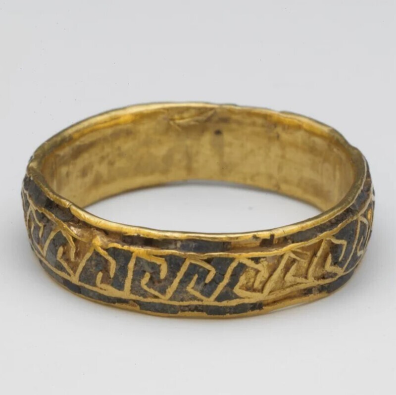 4. Золотое кольцо с эмалью из Венгрии, 1800-е годы. Экспонат Британского музея