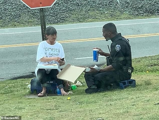 1. Полицейский в США решил, что бездомной женщине на обочине дороги не помешает горячий обед и хорошая беседа.