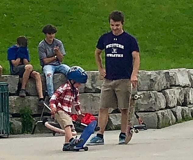 2. Подростки-скейтеры приняли незнакомого маленького мальчика в свою компанию