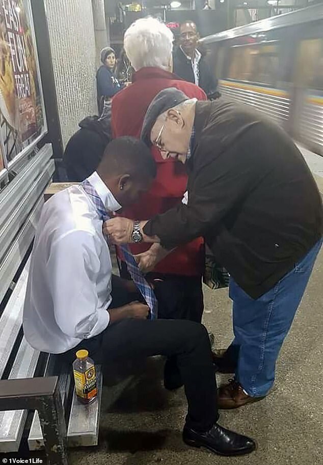 3. Пожилой мужчина остановился помочь молодому человеку, который никак не мог завязать галстук