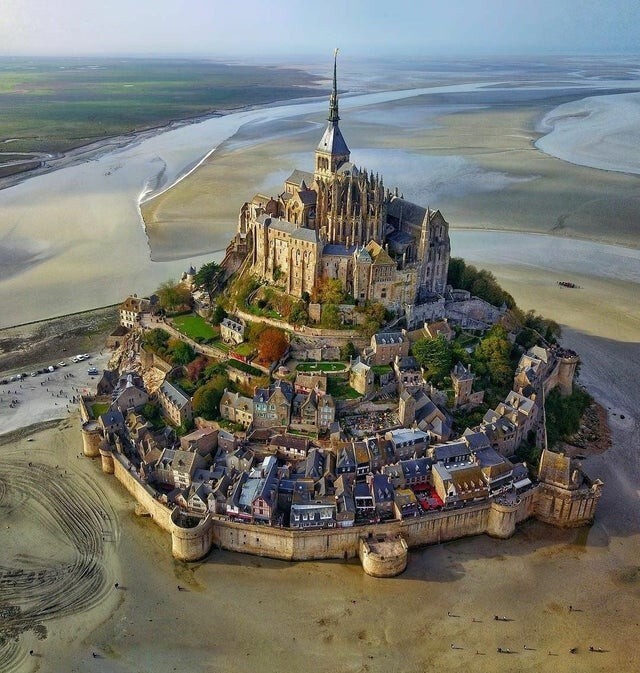 В Нормандии есть Ле Мон-Сен-Мишель - это город-остров