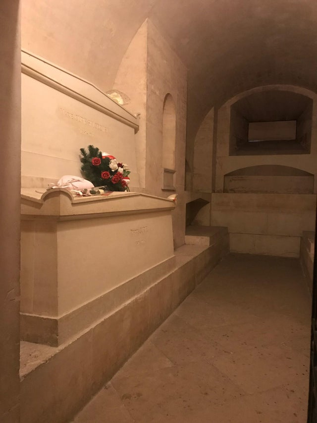 Это могила ученой Марии Кюри в Пантеоне в Париже. Гроб выполнен из свинца толщиной в дюйм для защиты населения от радиации. Ее останки радиоактивны и по сей день