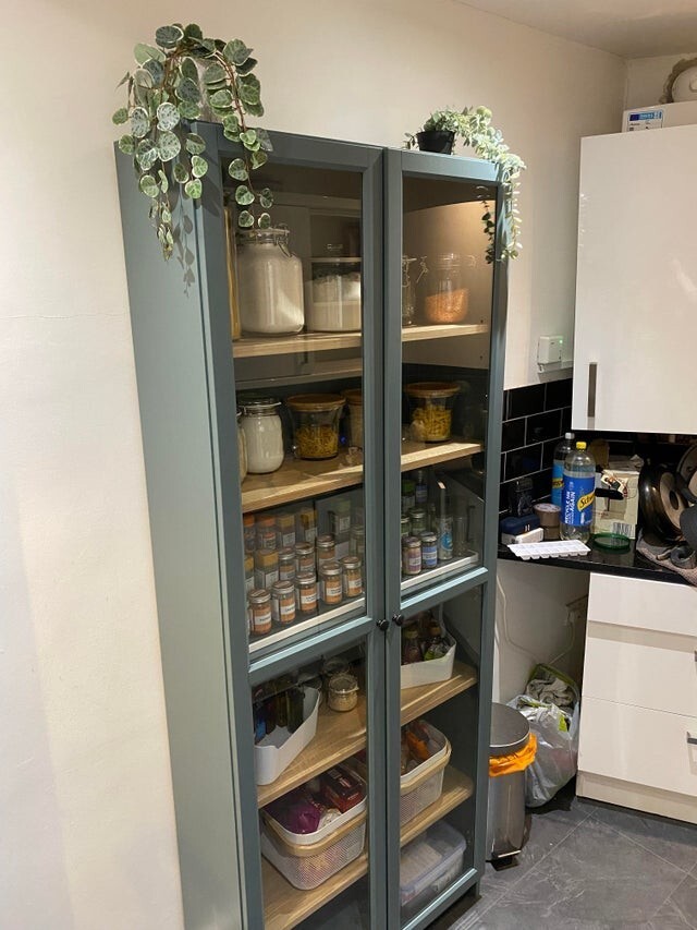 Небольшой шкаф со всеми специями и крупами для кухни