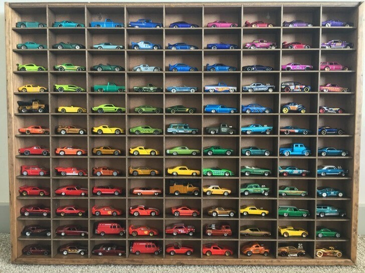 20. "Моя коллекция моделей Hotwheels, которую я храню в своем офисе"