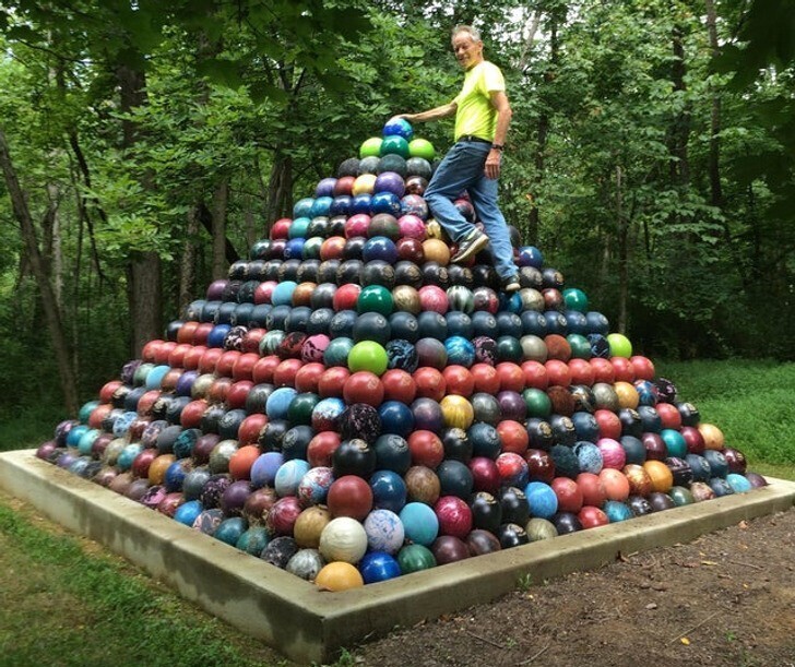 4. "За последние 15 лет мой папа собрал 1785 шаров для боулинга и построил из них гигантскую пирамиду"