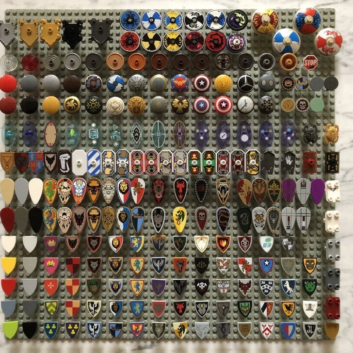 10. "Моя стопроцентно полная коллекция всех когда-либо созданных щитов LEGO"