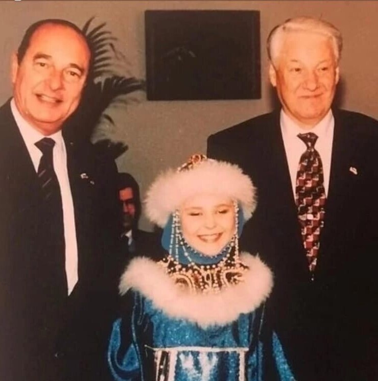 13. Юная певица Пелагея в окружении президентов Франции и России. 1998 год