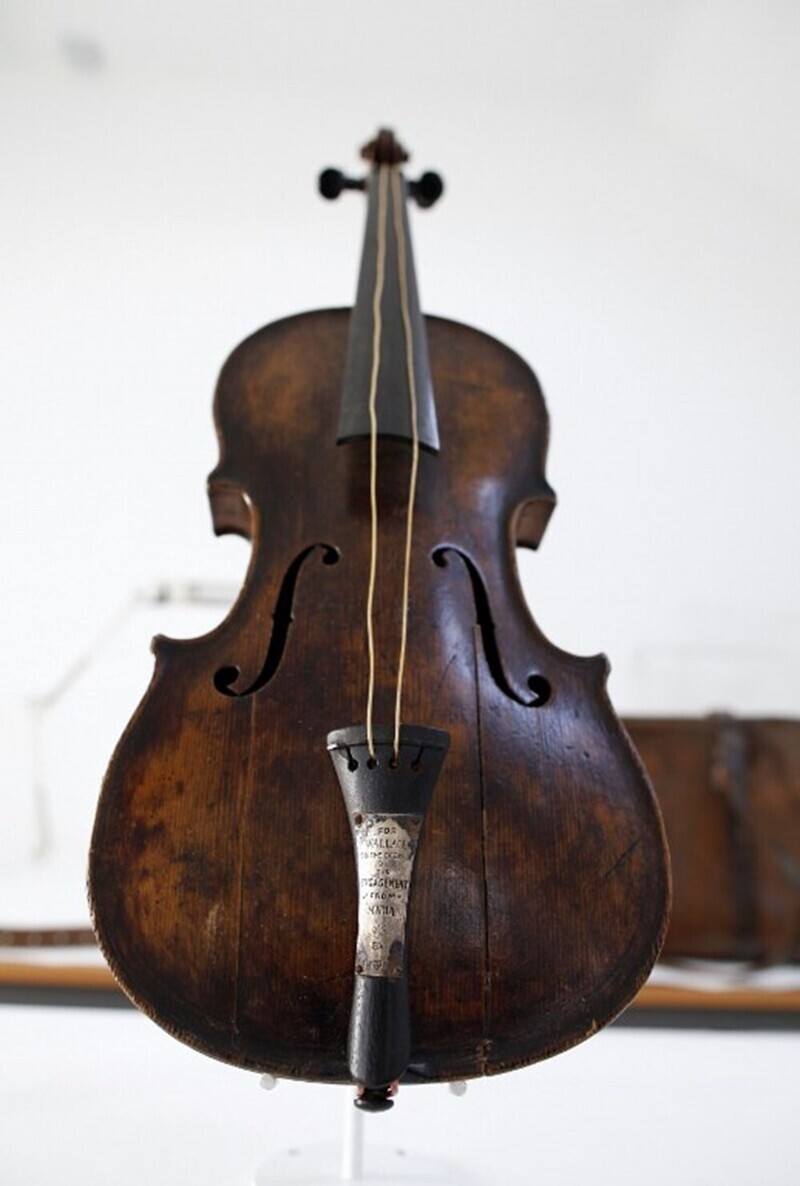 Скрипка, на которой играл Уоллес Хартли, за секунды до потопления Титаника в 1912 году. Музыкант погиб, и был найден через две недели после погружения с музыкальным футляром, прикрепленным к его телу. Благодаря этому скрипка сохранилась