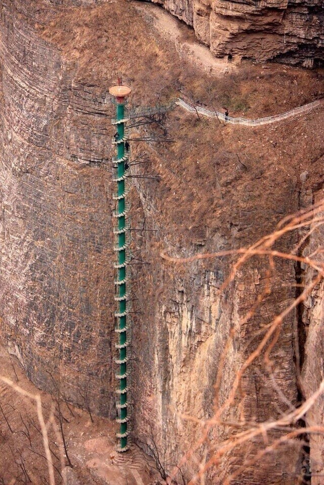 Винтовая лестница в горах Тайхан, Китай
