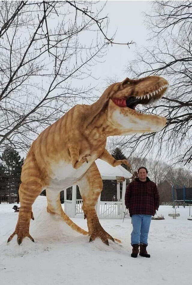 Этот Тираннозавр полностью сделан из снега
