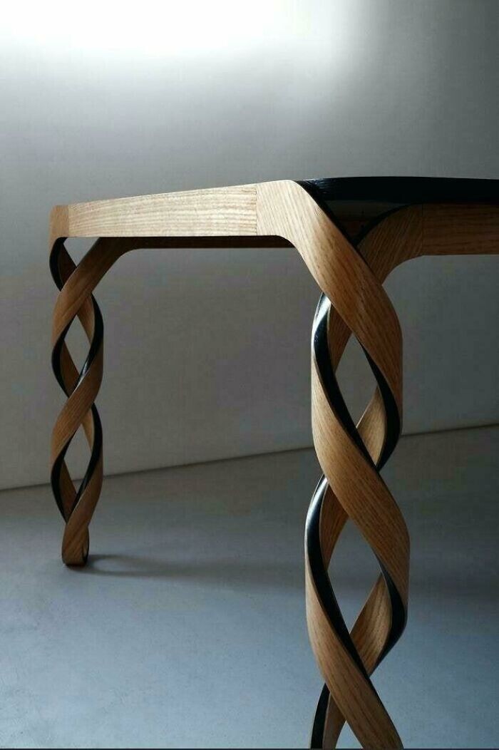 28. Деревянный стол с ножками в виде двойной спирали