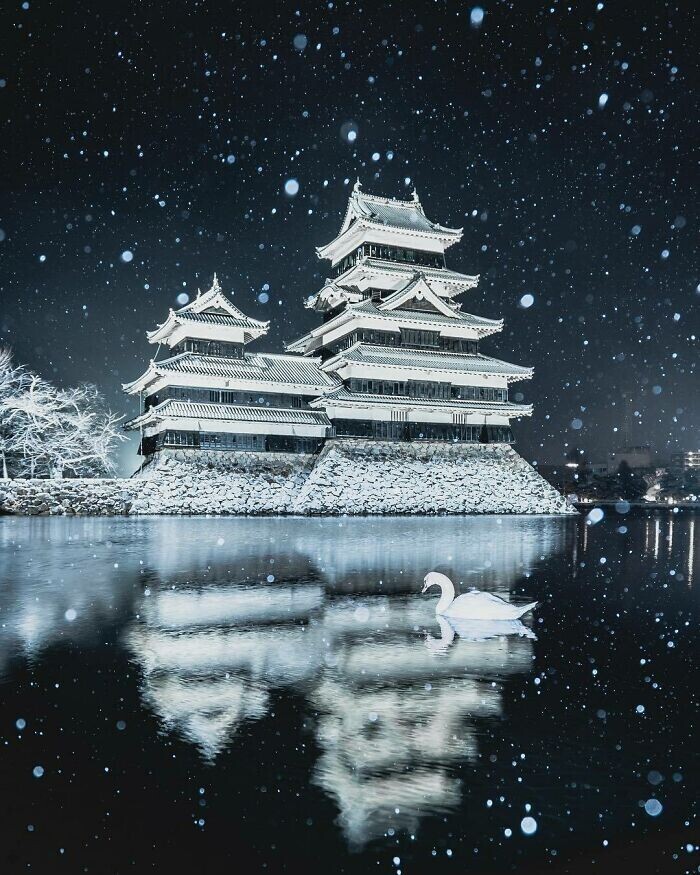 21. Замок Мацумото зимней ночью, префектура Нагано, Япония