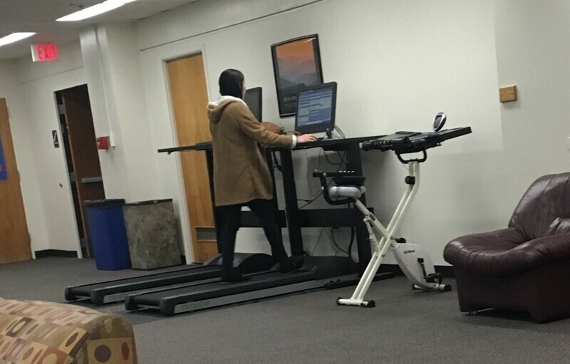 В университетской библиотеке есть беговая дорожка с компьютером, которая позволяет студентам одновременно тренироваться и учиться