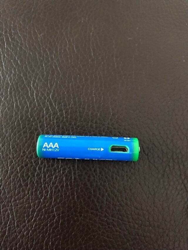 Этот аккумулятор можно заряжать с помощью разъема micro USB