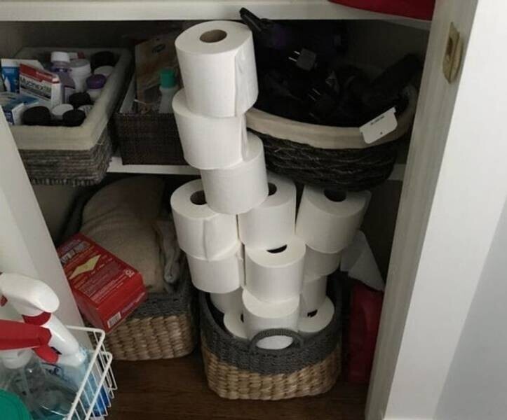 6. "Жена попросила меня сложить всю купленную нами туалетную бумагу в корзину"