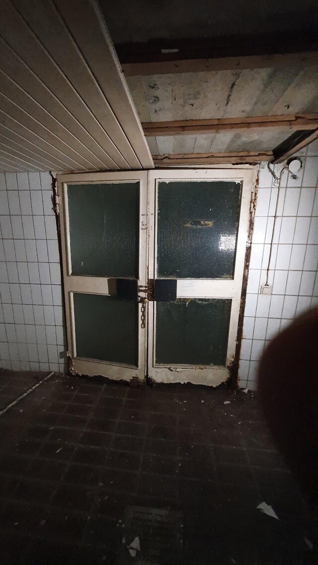 Дверь в подвале фабрики