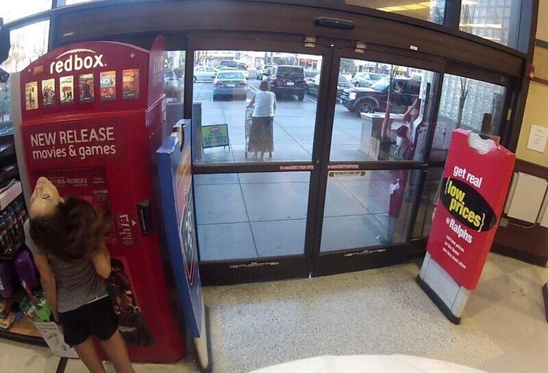 Этот пугающий снимок был сделан с помощью камеры видеонаблюдения в магазине