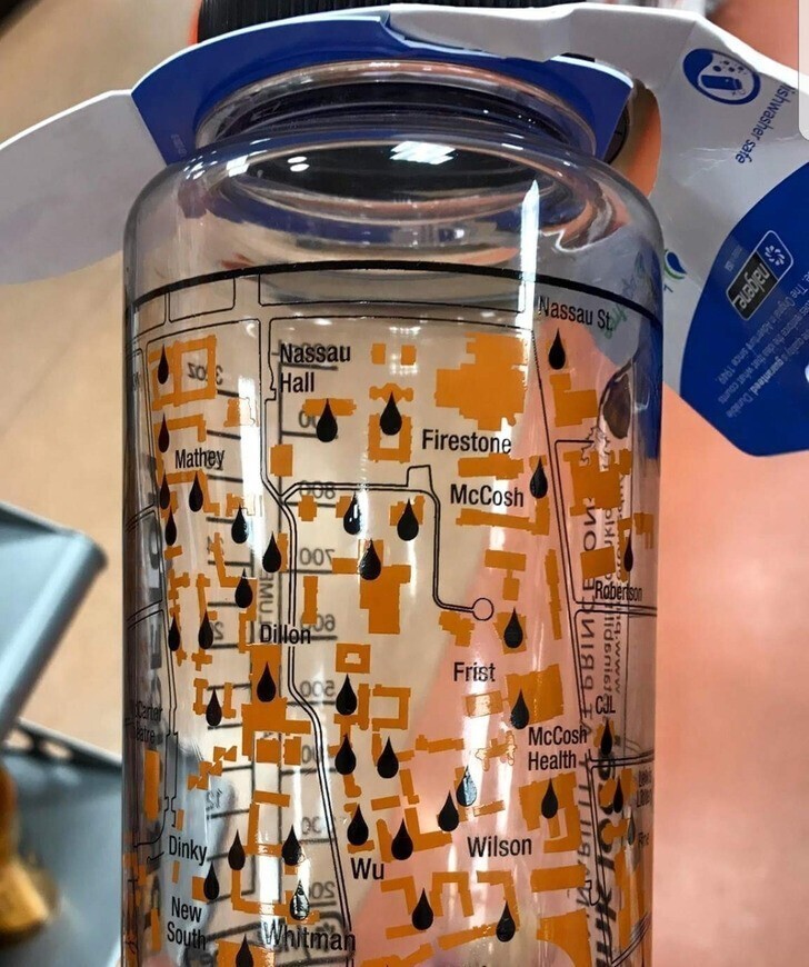 В колледже США есть фирменные бутылки для воды. На них изображена карта кампуса, и точки, где можно пополнить бутылку
