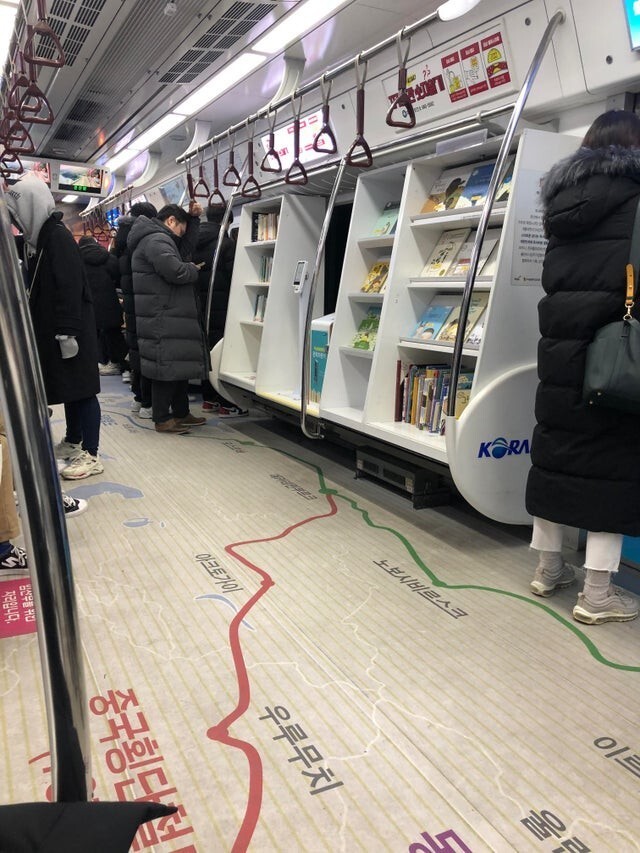 Мини-библиотека в вагоне метро Сеула