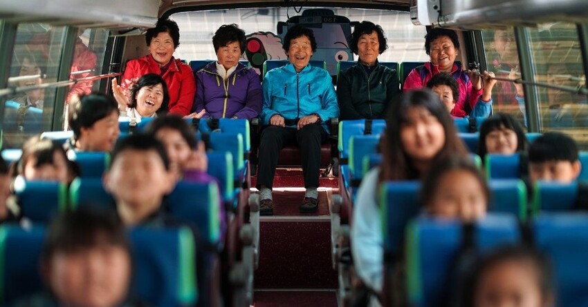 В Южной Корее низкая рождаемость, поэтому неграмотные бабушки могут себе позволить записаться в школу