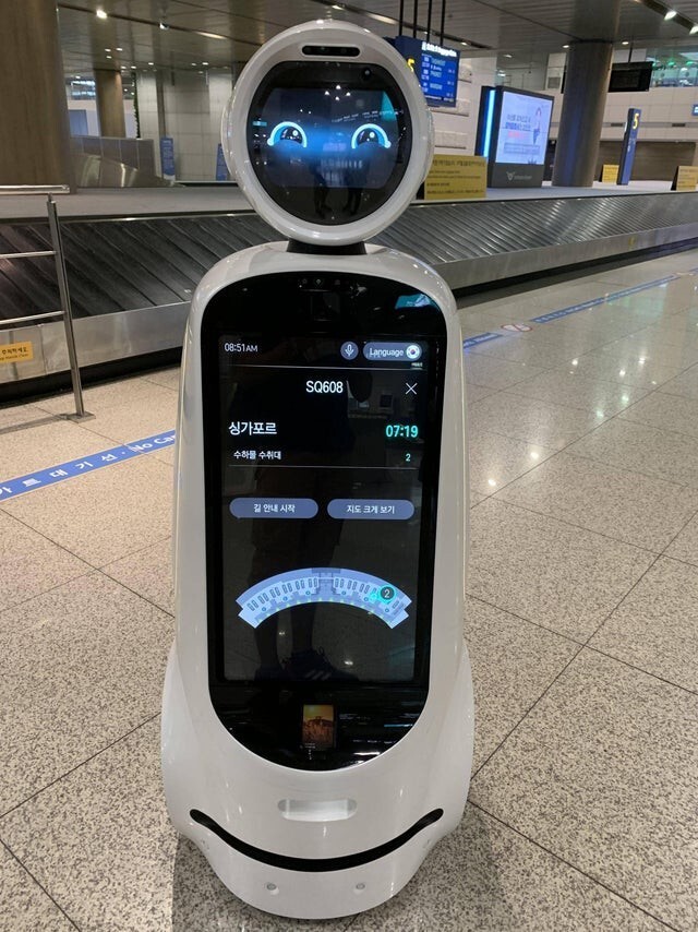 Это полезный робот, который бродит по аэропорту Инчхон, Сеул. У него можно проверить информацию о рейсах