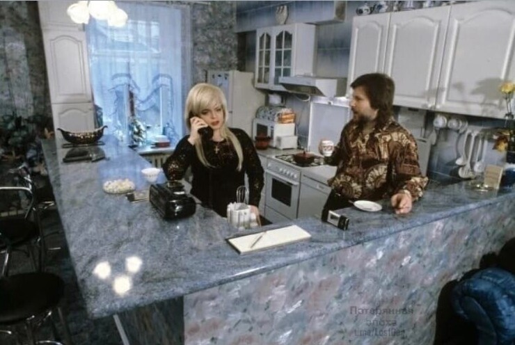 Лариса Долина беседует по телефону на своей кухне. 1994 год