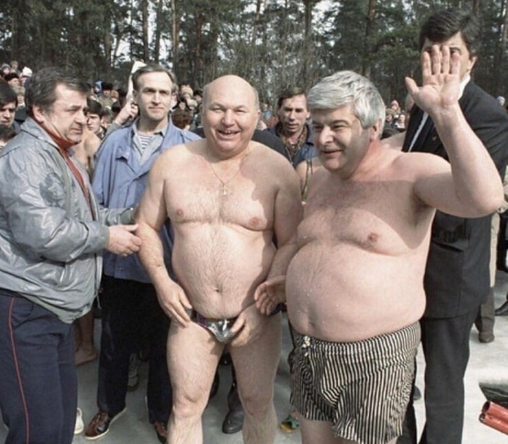 Мэр Москвы Гавриил Попов и премьер правительства Юрий Лужков во время крещенских купаний. 1991 год