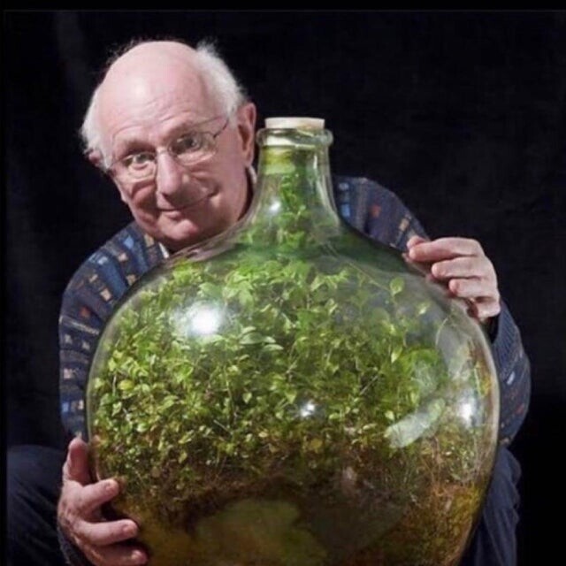 В 1960 году Дэвид Латимер посадил сад внутри бутылки и запечатал его. Он открыл бутылку и полил растения в 1972 году и запечатал её навсегда. Это самоподдерживающаяся экосистема существует уже 62 года