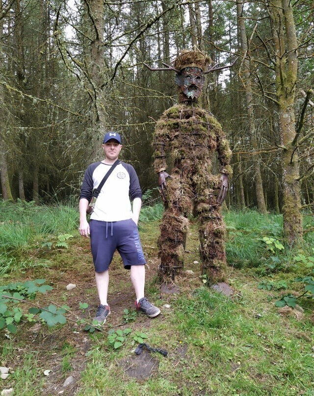 Кто-то сделал травяную скульптуру в лесу