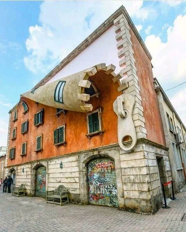 16. Расстегнутое здание в Милане, Италия