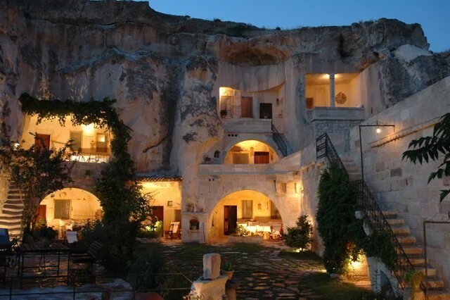 6. Дом пещерного человека с современными удобствами