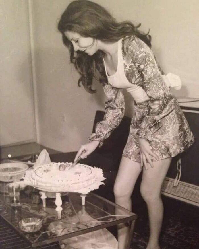 26. Девушка режет торт в свой день рождения, Тегеран, Иран, 1973 год