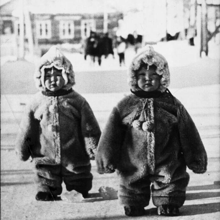 16. Маленькие близняшки на улице в России, 1968 год