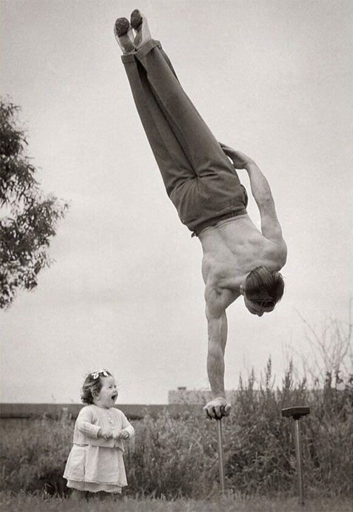 12. Отец демонстрирует дочке свое мастерство в Мельбурне, Австралия, 1940-е годы