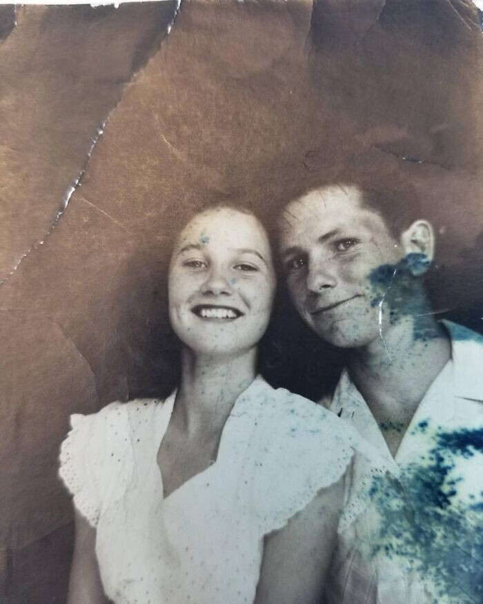 19. «Мое любимое фото бабушки и дедушки. Снято летом 1950 года после того, как они окончили школу»