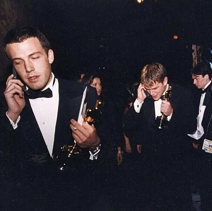 33. Бен Аффлек и Мэтт Деймон звонят мамам после того, как выиграли «Оскар» за фильм «Умница Уилл Хантинг», 1997 год