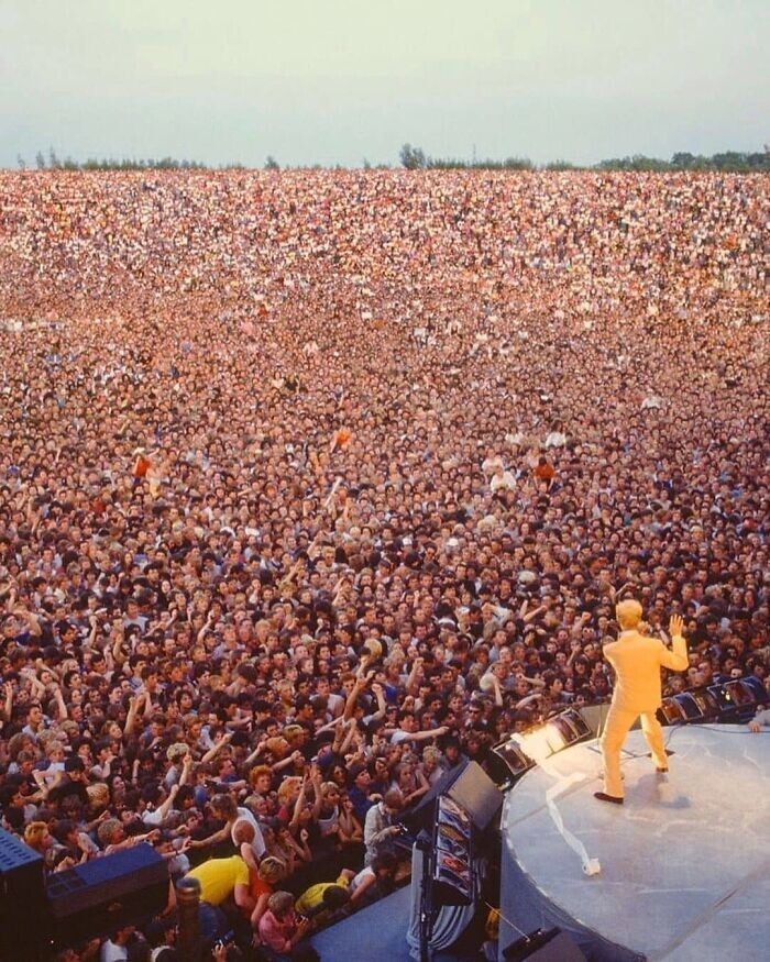 30. Дэвид Боуи выступает перед огромной толпой в 1983 году