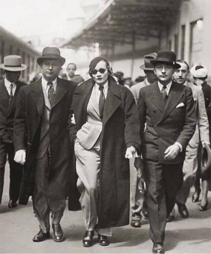 11. Марлен Дитрих задерживают на вокзале в Париже за нарушение запрета на ношение брюк женщинами, 1933 год