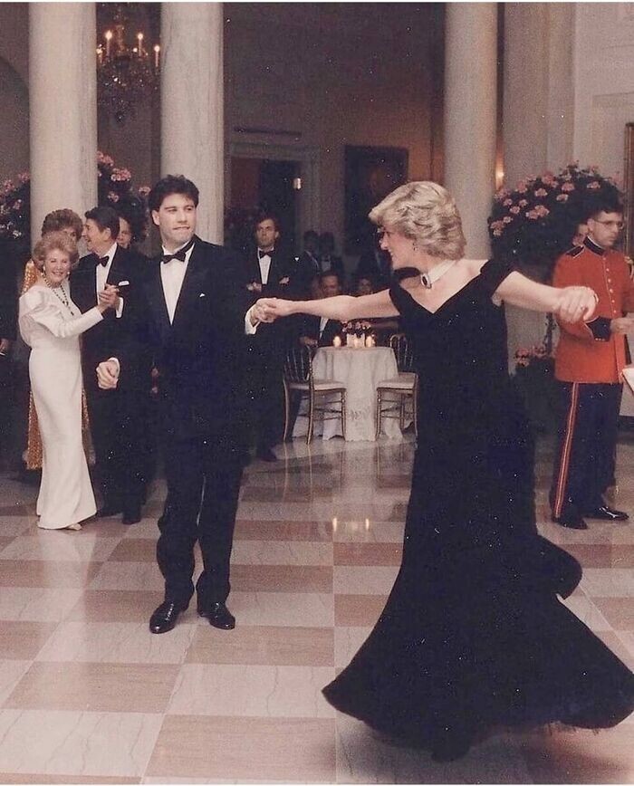 22. Принцесса Диана танцует с Джоном Траволтой на званом ужине в Белом Доме, 1985 год