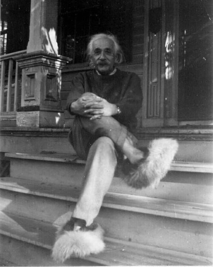 14. Альберт Эйнштейн в пушистых тапочках, 1950-е