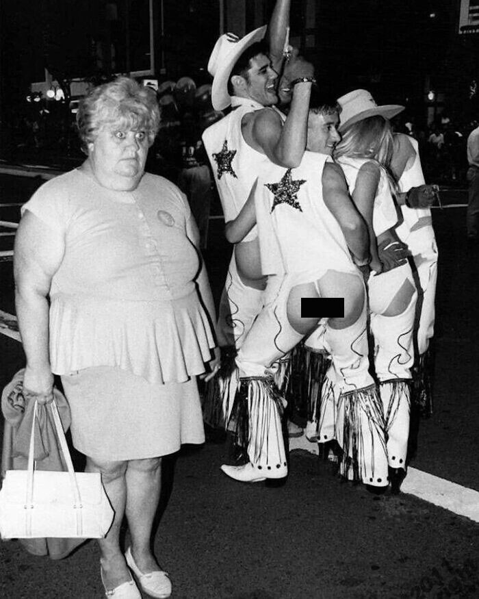 18. Обескураженная прохожая на ежегодном гей-параде в Сиднее, 1994 год