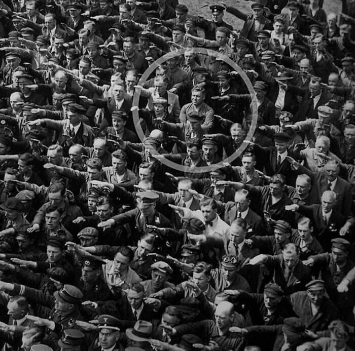21. Август Ландмессер отказывается поднимать руку в нацистском приветствии, 1936 год