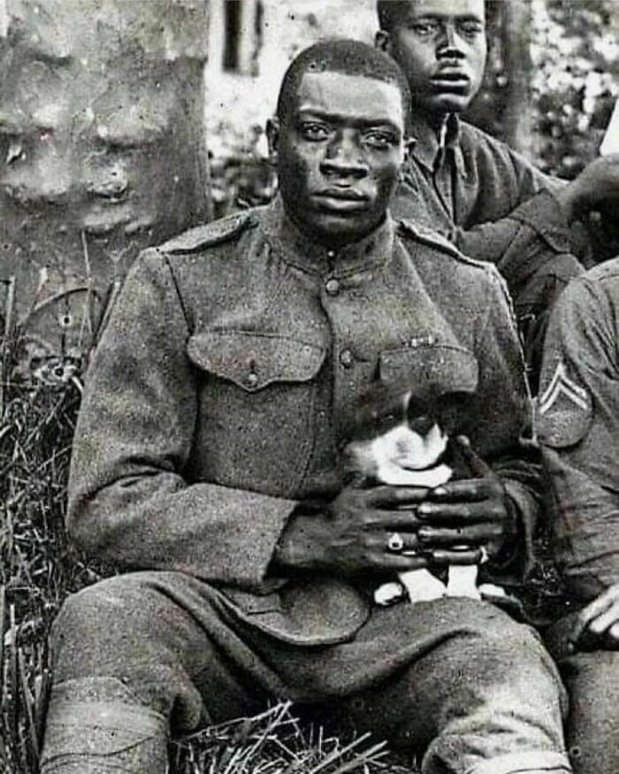 4. Член 369-го пехотного полка США позирует с щенком, которого он спас во время Первой мировой войны, 1918 год.