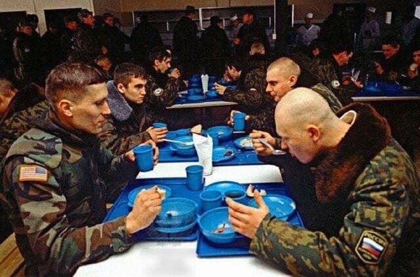 Российские и американские солдаты за обедом в Боснии