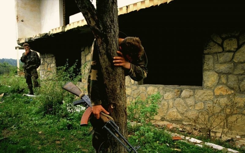 Боснийский солдат возле разрушенного дома, где погибла его семья