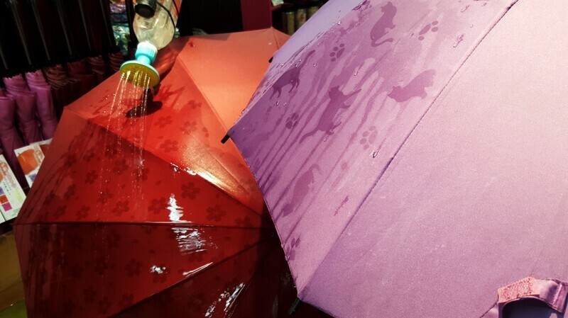 Когда идет дождь, некоторые зонтики меняют цвет или на них появляются рисунки