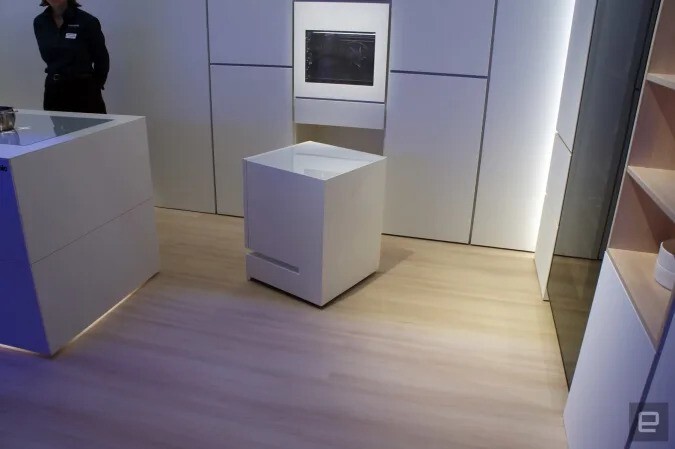 Будущее сейчас. Вот что думали японцы, когда изобрели холодильник, который приходит по первому зову своего владельца